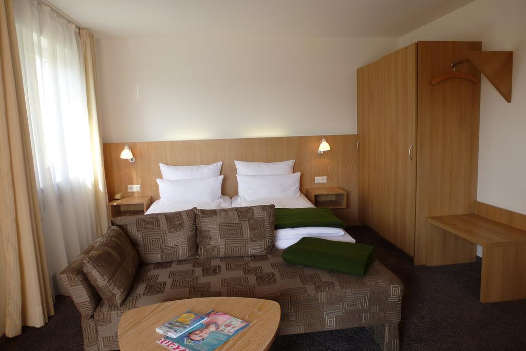 Hotel Alpenblick Garni Uberlingen Oda fotoğraf